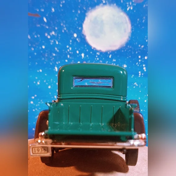 1935 Green Ford Pickup Die-cast Metal Replica - Picture 4 of 8